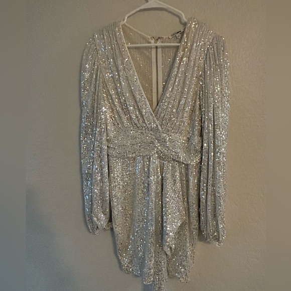 FASHION NOVA WOMEN DRESS SIZE L COLOR WHITE & SILVER USED ONCE GOOD FOR PARTY - Picture 2 of 4